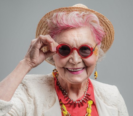 Frau mit roter Sonnenbrille Imagebild zur Hausnotrufstation "Ergophone H 200"